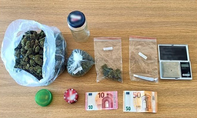 Ο αστυνομικός σκύλος ξετρύπωσε τα ναρκωτικά